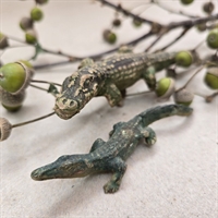 brun-og-groen-krokodiller-fint-forarbejdede-gamle-legedyr